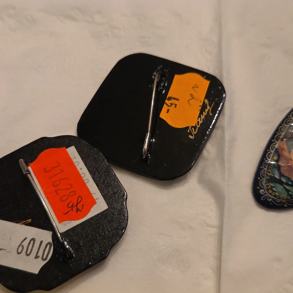 RUSSIAN Hand-Painted Floral and Scenic Brooch Set - Picture 6 of 6